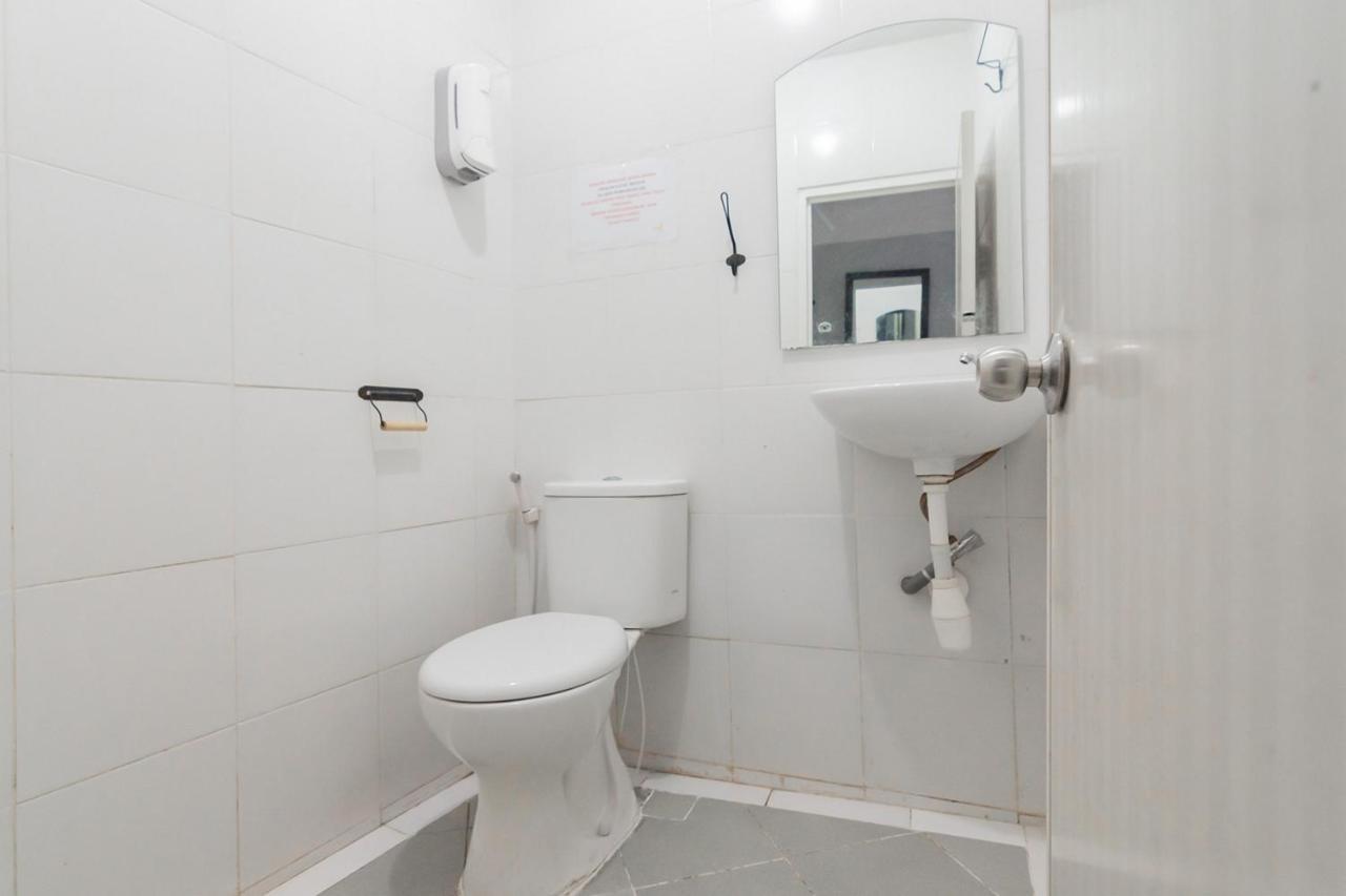 RedDoorz At Sani Guest House Balikpapan  Exterior foto