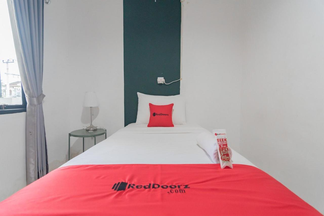 RedDoorz At Sani Guest House Balikpapan  Exterior foto