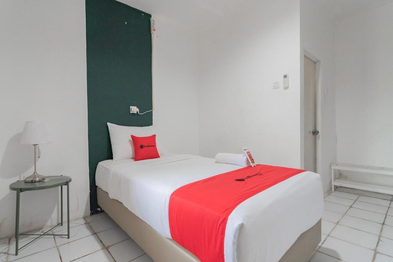 RedDoorz At Sani Guest House Balikpapan  Exterior foto