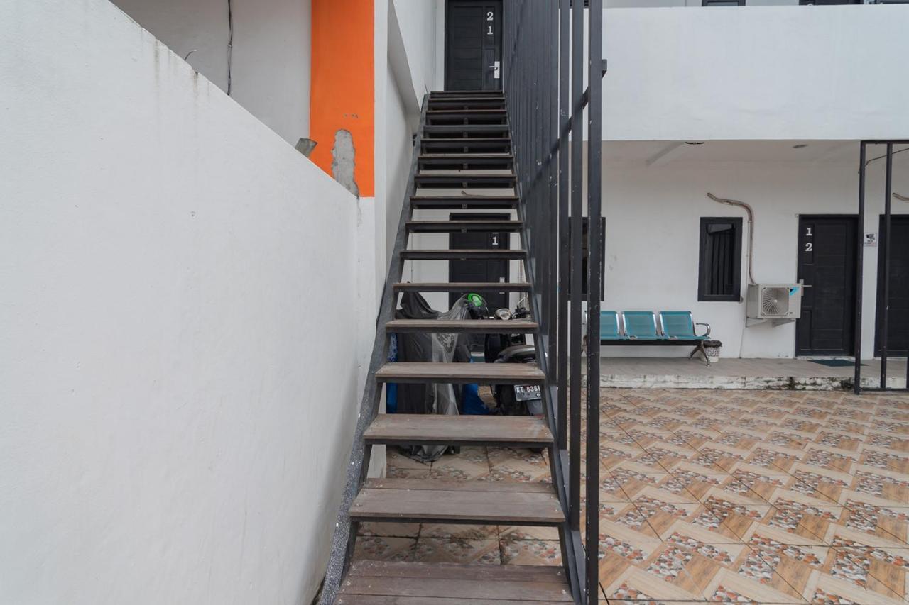 RedDoorz At Sani Guest House Balikpapan  Exterior foto