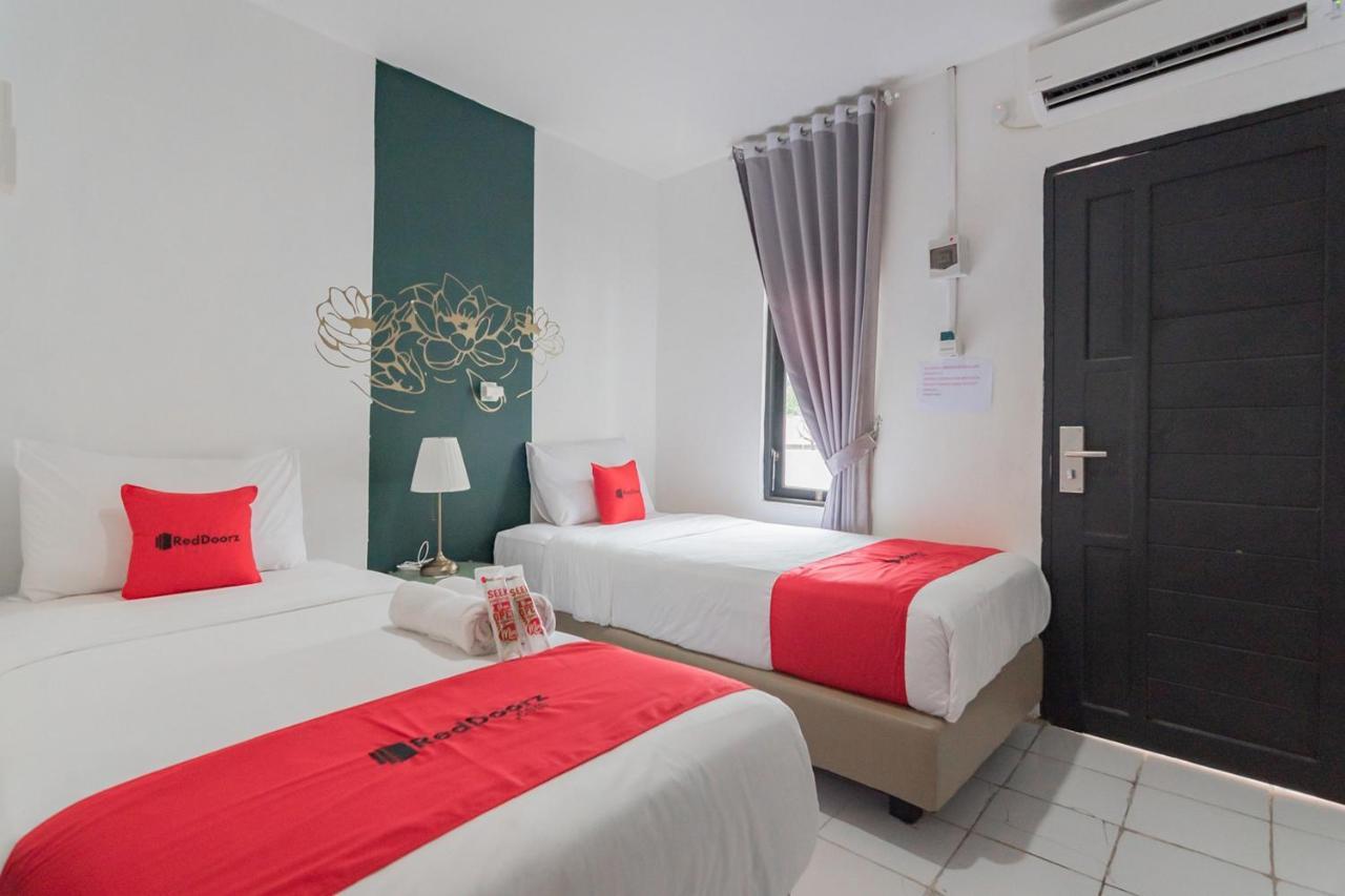 RedDoorz At Sani Guest House Balikpapan  Exterior foto